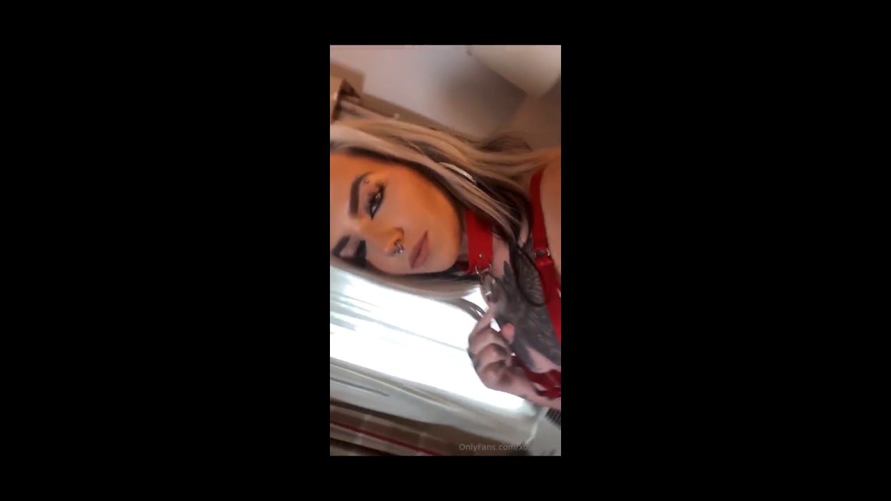 Emo Goth Girl with fat ass makes herself squirt 20