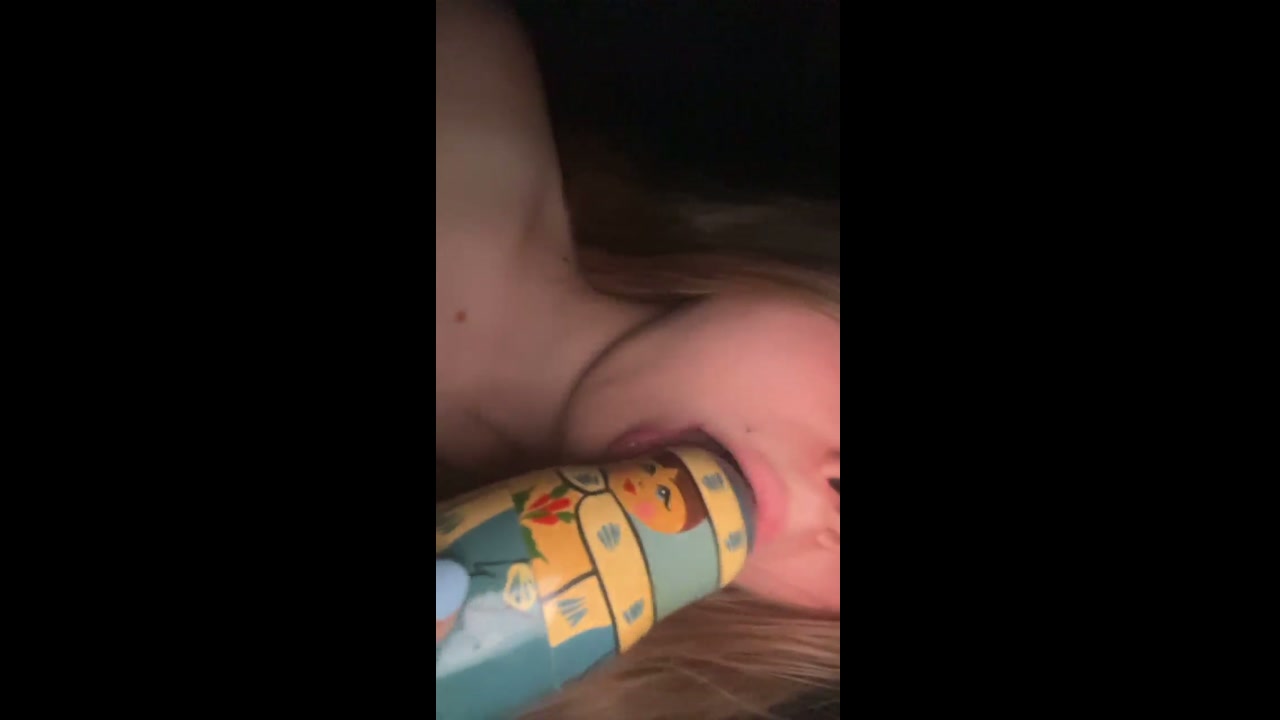 Novinha loirinha perdeu a aposta no Discord e foi vazada! putinha caiu na net exibindo a buceta
