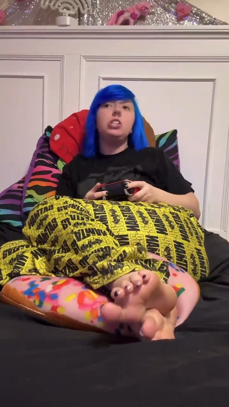 Emo Snowbunny Gamer Girl Pretty Feet Soles JOI